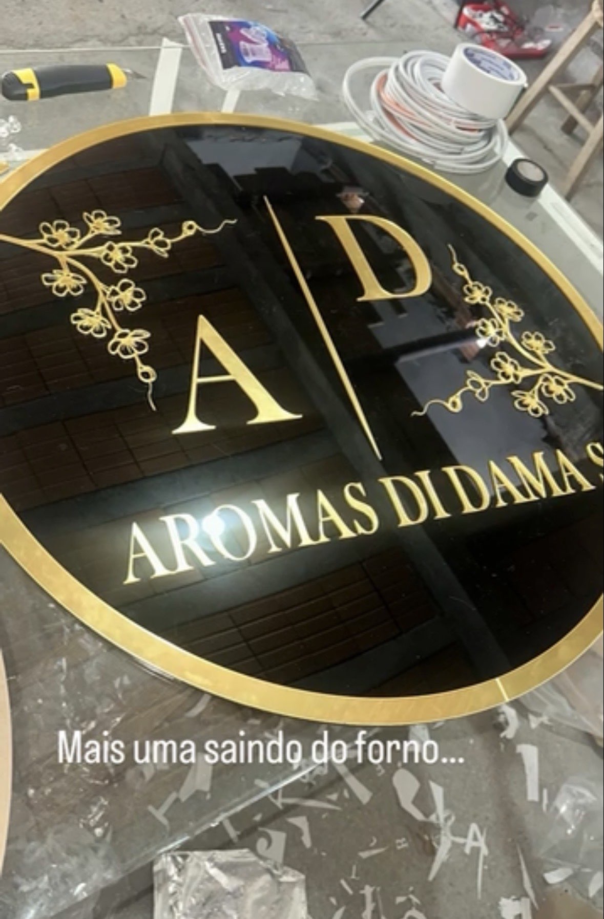 Placa redonda preta e dourada Aromas di Damas